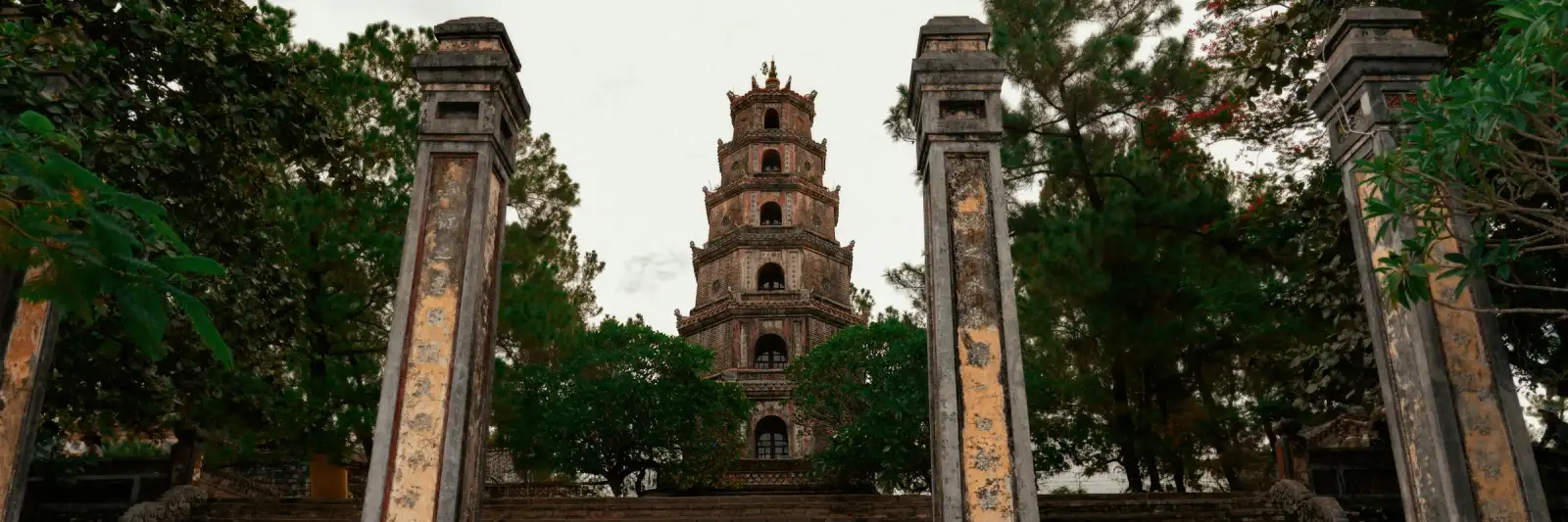 Trải nghiệm ở Huế: tháp Phước Duyên chùa Thiên Mụ sau hàng trụ biểu, giữa những tán thông