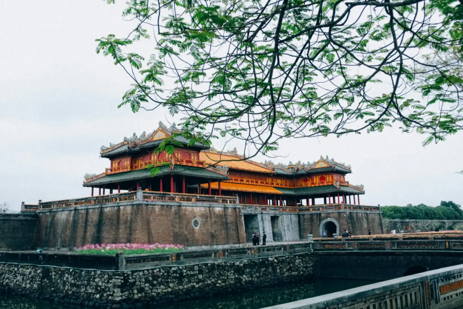 Cổng thành cổ mái ngói lưu ly buổi sáng, hình ảnh của gói ưu đãi khách sạn Huế Trọn gói Cố đô