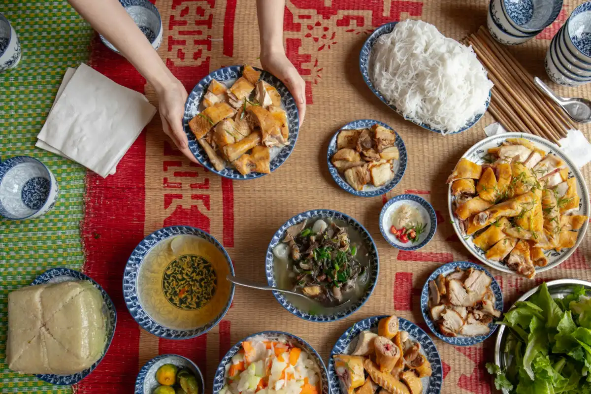 Mâm cơm ở nhà hàng món Huế Thượng Thư: gà luộc, bún, canh và rau sống trong bát sứ men lam