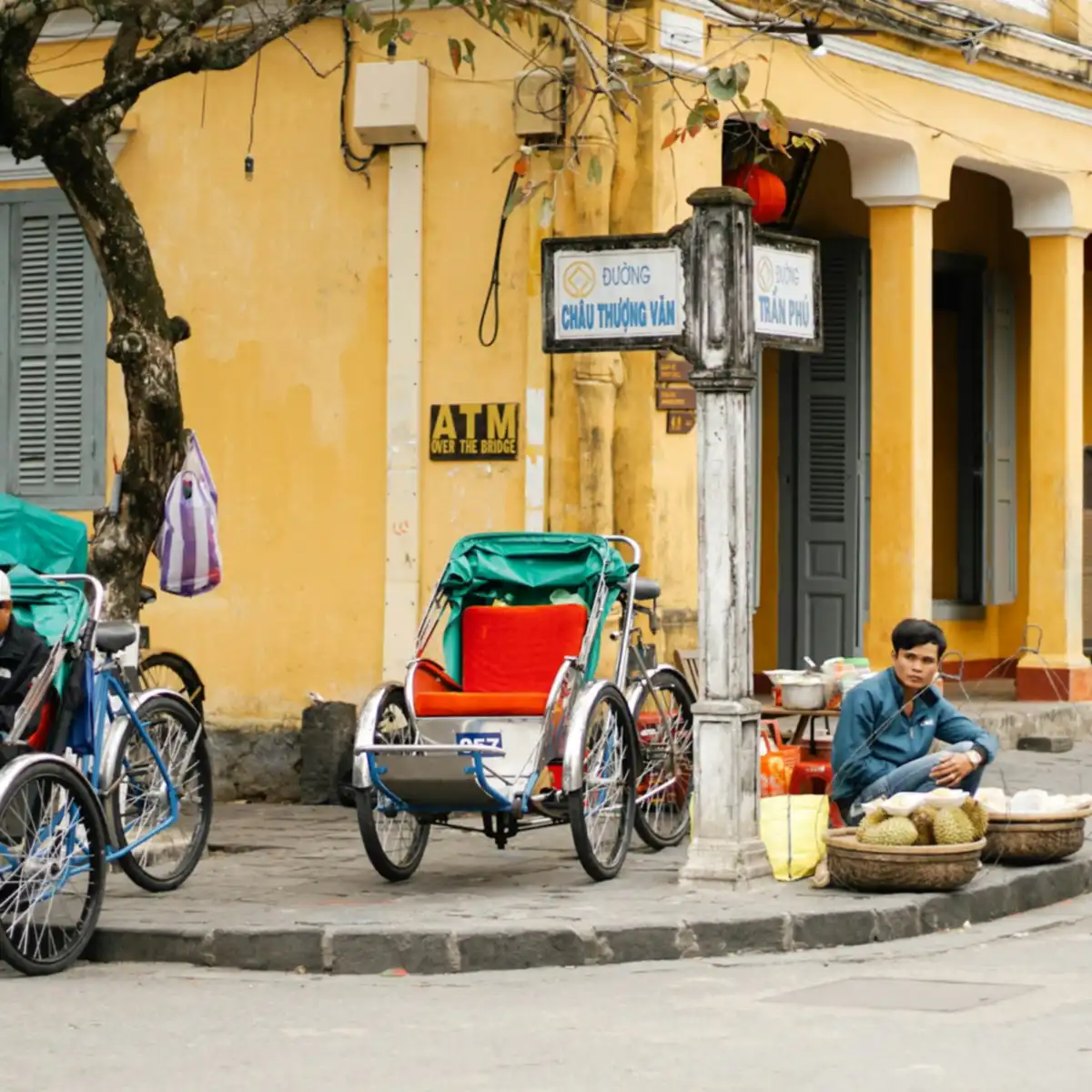 Chiếc xích lô đậu bên góc phố tường vàng, phương tiện quen thuộc quanh khách sạn ở Vỹ Dạ Huế