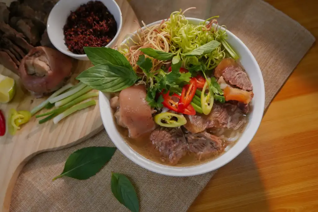 Tô bún bò, món ăn sáng kiểu Huế với thịt bò, ớt và rau thơm